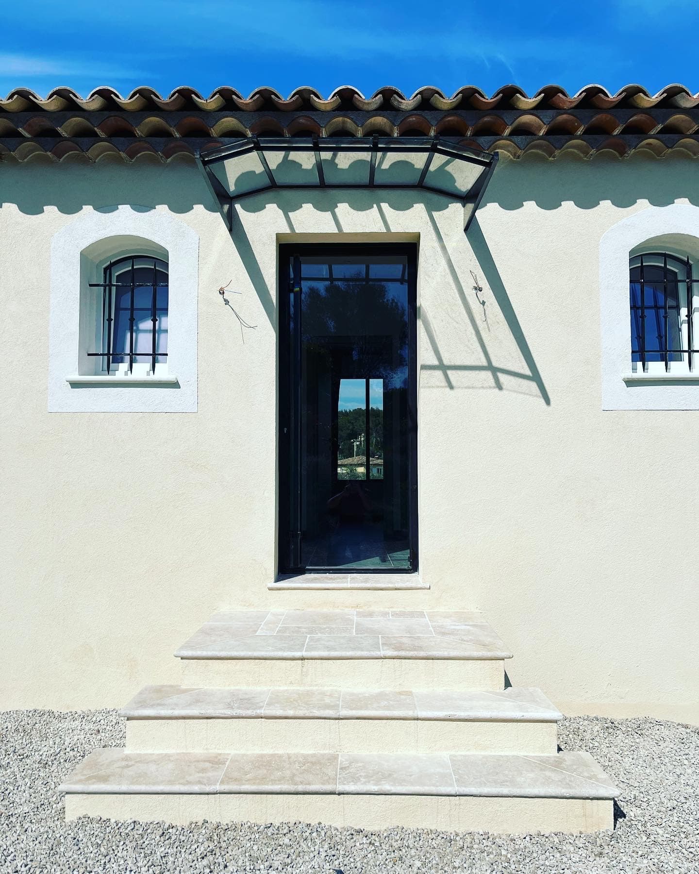 Porte d’entrée sombre au-dessus de marches en pierre
