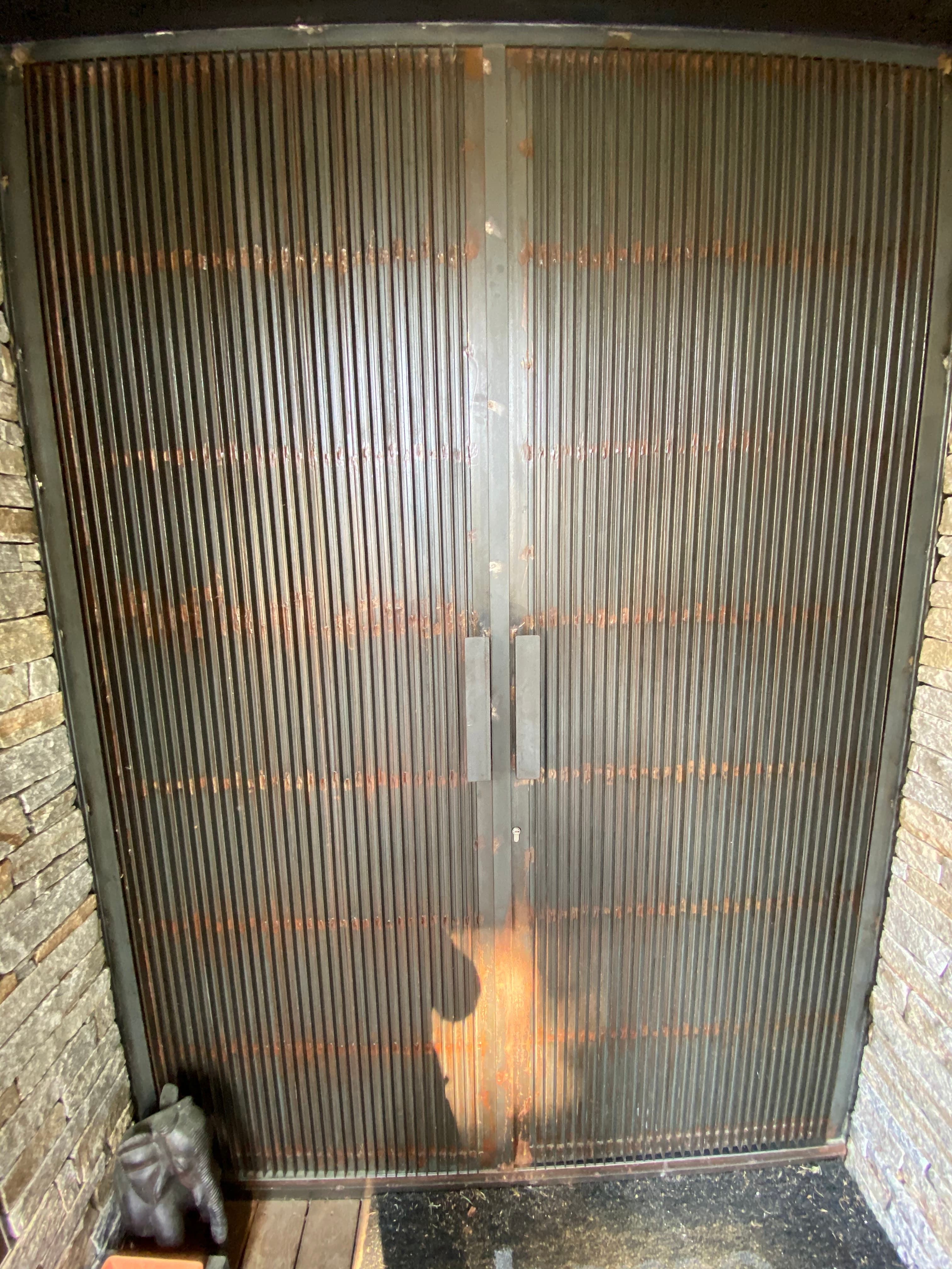 Grande porte métallique à lames horizontales