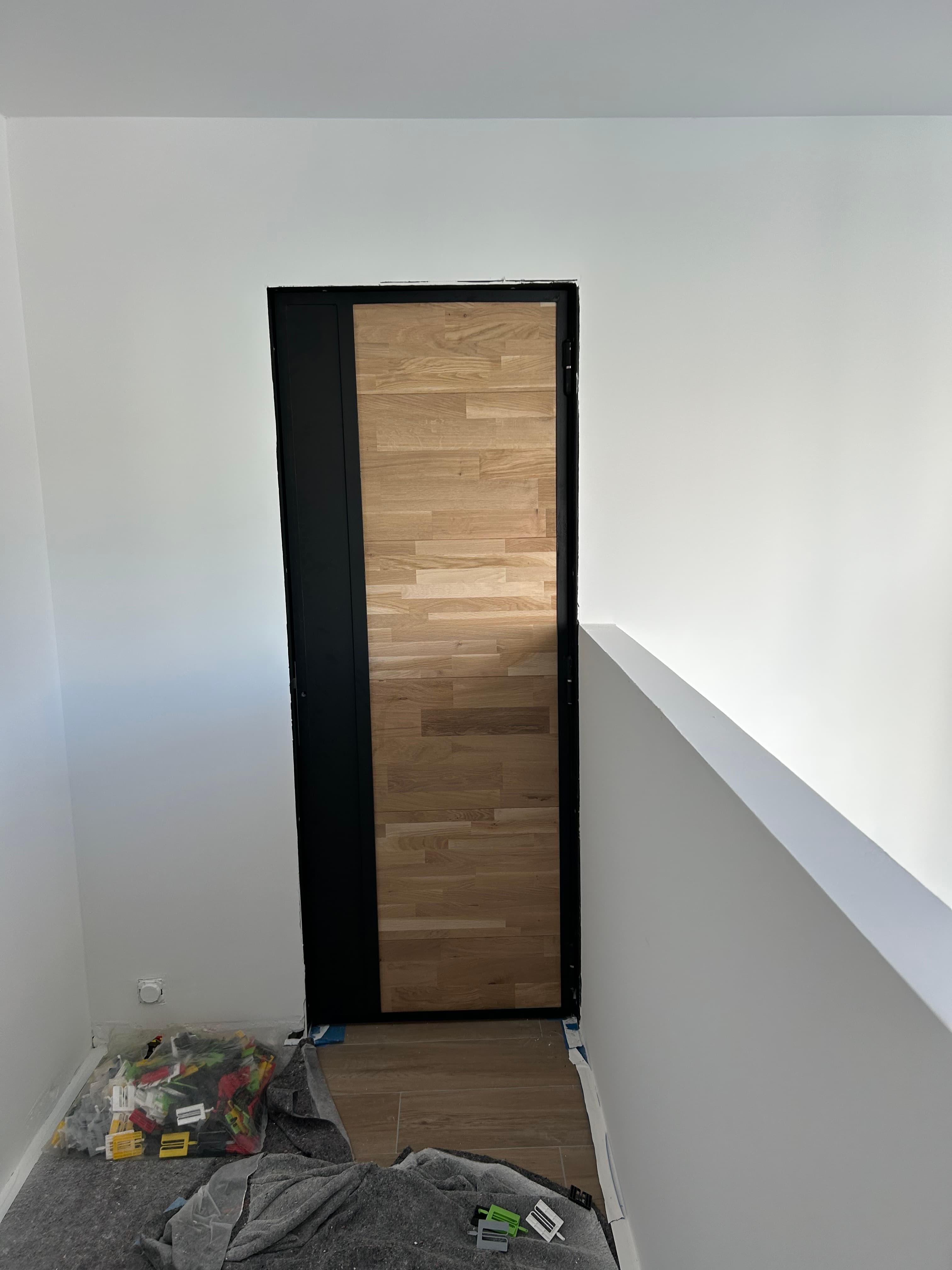 Porte avec panneau en bois et cadre sombre