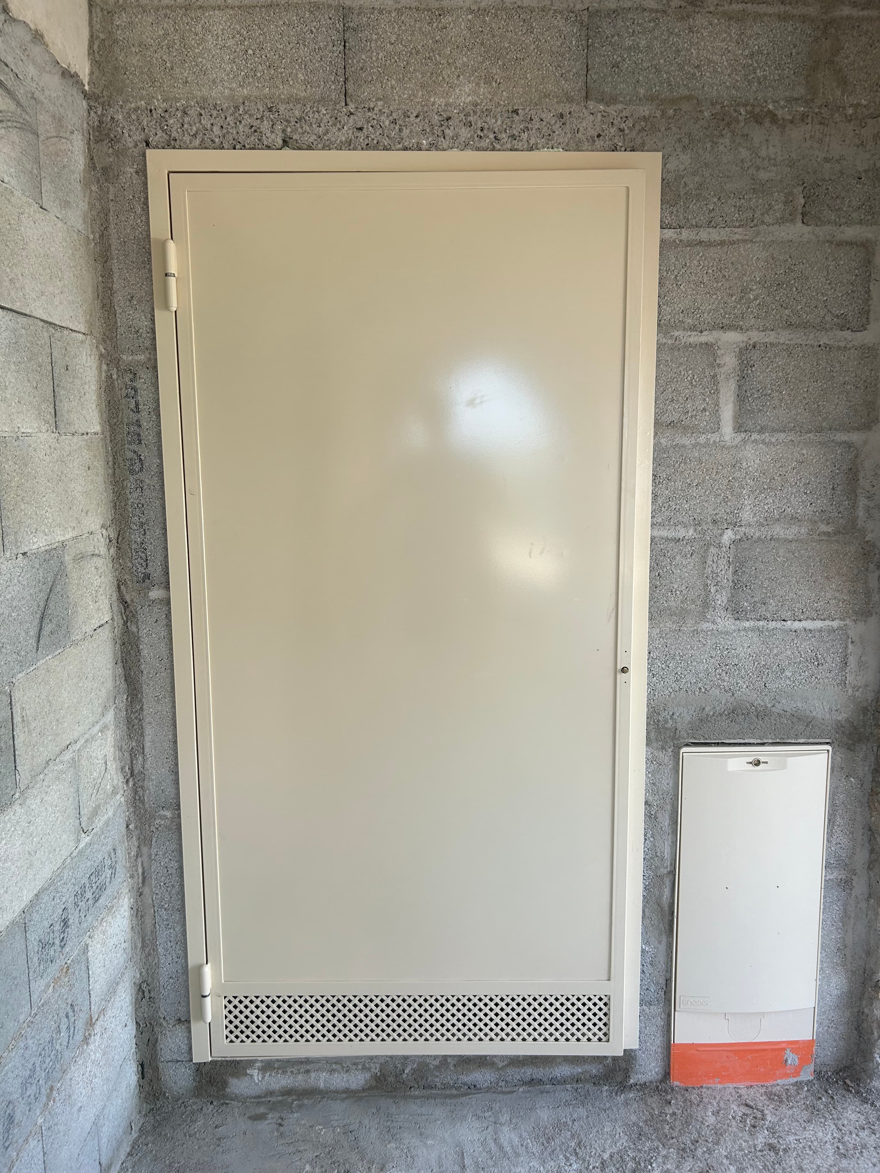 Porte claire avec grille en partie basse