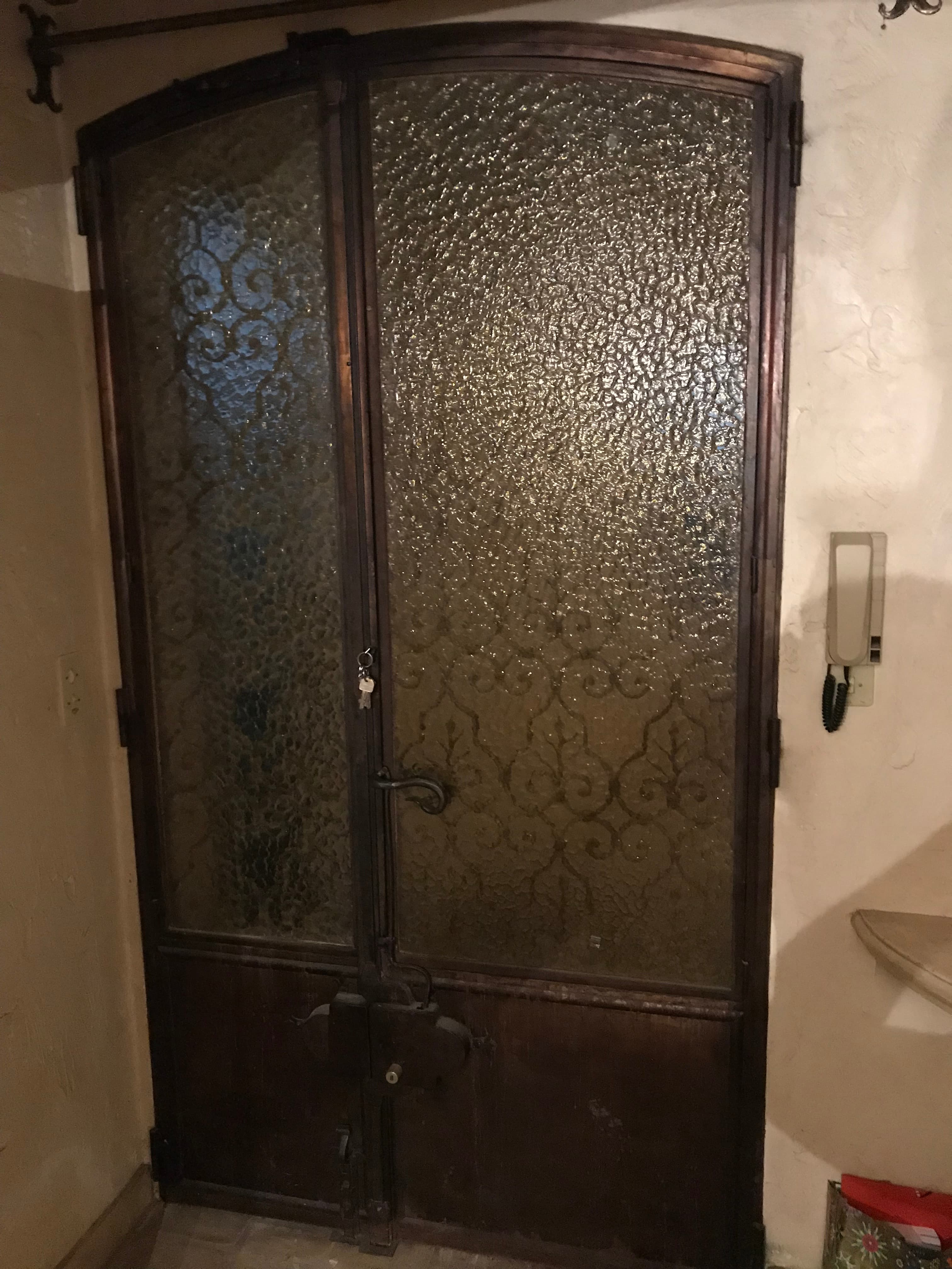Porte métallique à panneaux décoratifs texturés