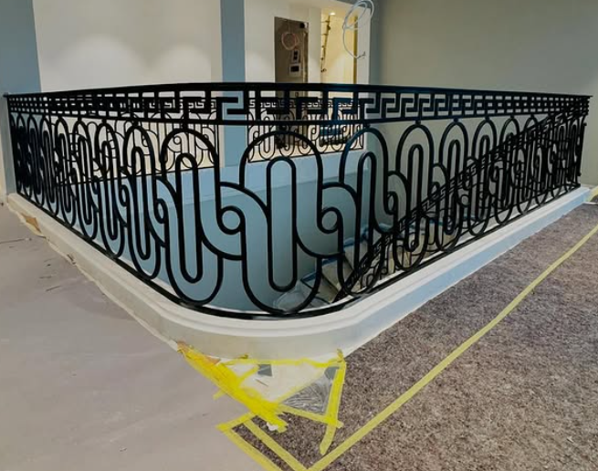 Installation de garde-corps sur mesure en aluminium dans les Alpes-Maritimes (06) – sécurité et design pour balcons et terrasses